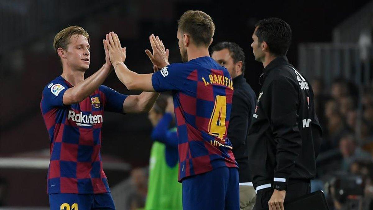 Rakitic, entrando por De Jong en el partido ante el Valladolid