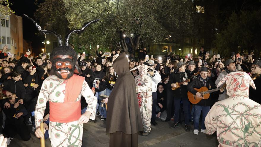 Sant Antoni | Búscate en las imágenes del 'Primer Ball' de los 'Dimonis' de Manacor