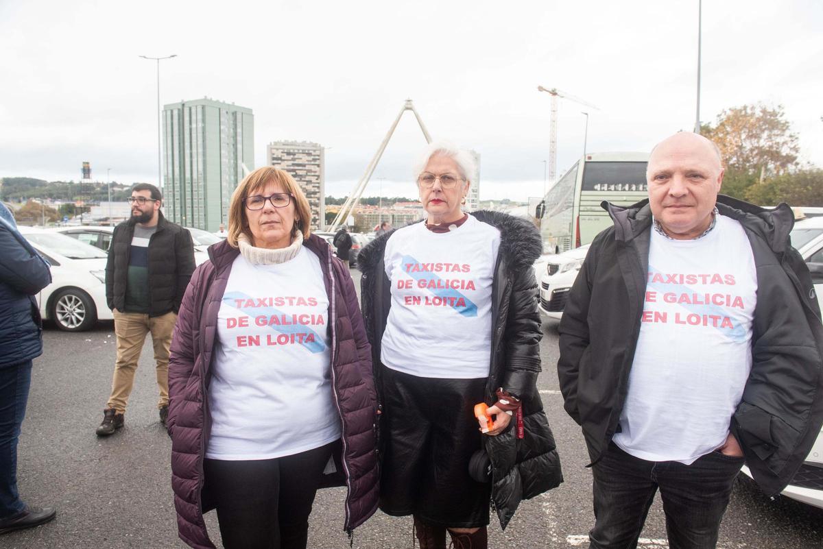 Los taxistas de A Coruña cortan Alfonso Molina y protestan en María Pita contra los VTC
