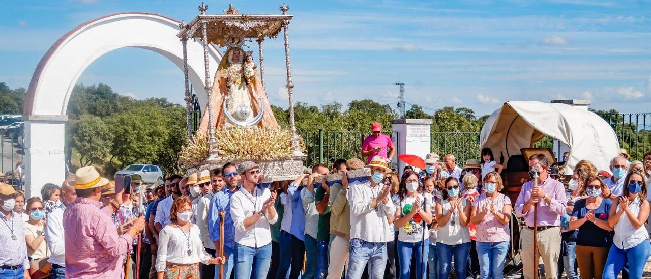 La Virgen de Luna en romería por Villanueva de Córdoba en el pasado 2021.