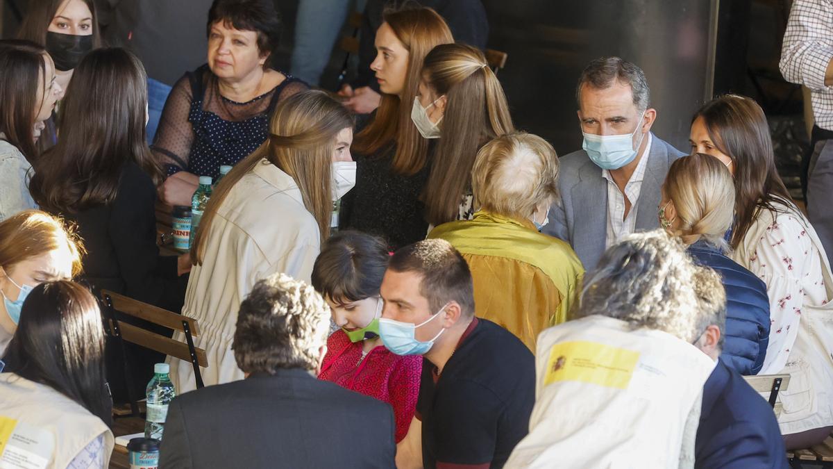 Los reyes, en el centro de acogida a ucranianos en Pozuelo de Alarcón.