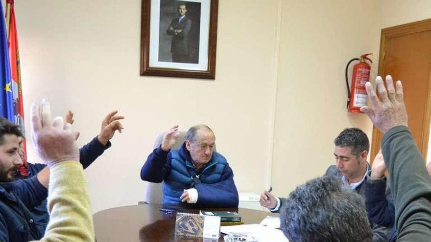 Votación en el pleno del Ayuntamiento de Cobreros.