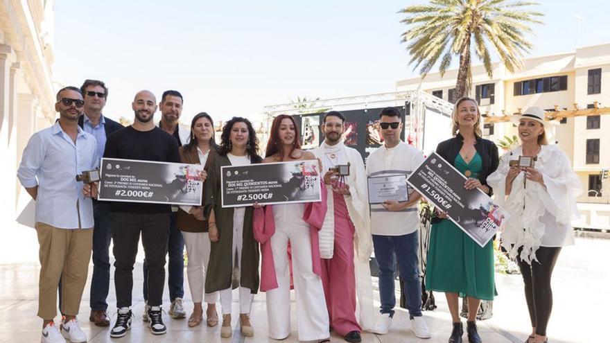 Foto de grupo de los ganadores con Victoria Navarro, quinta por la derecha.