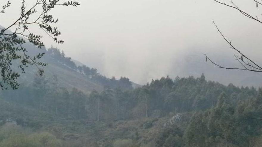 Humareda en uno de los incendios registrados ayer en el monte Texéu y Picu Castiellu, en Llanes.