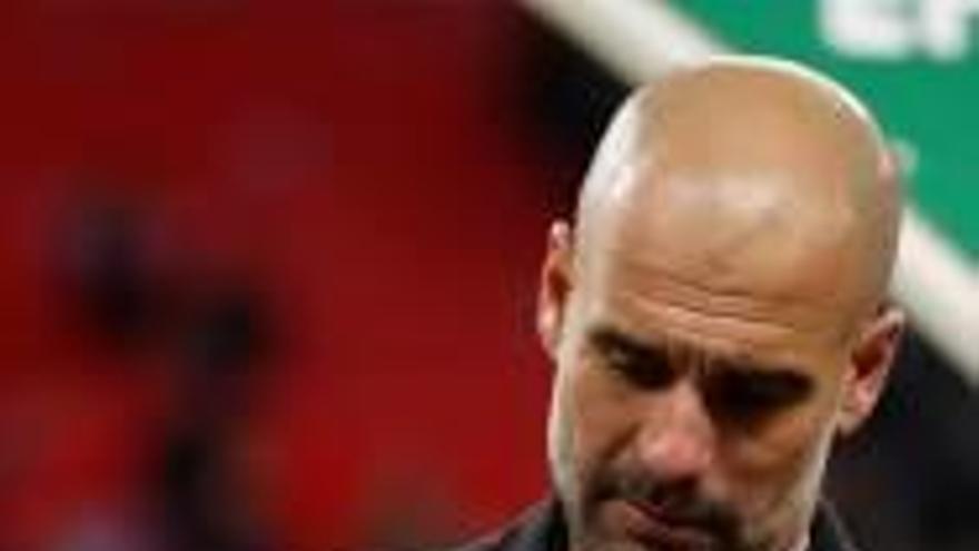 Guardiola es mira el trofeu