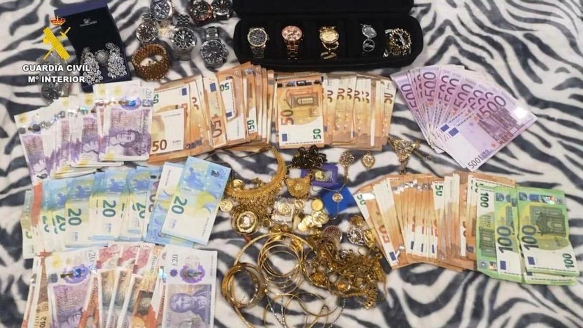 Relojes, joyas y dinero en efectivo