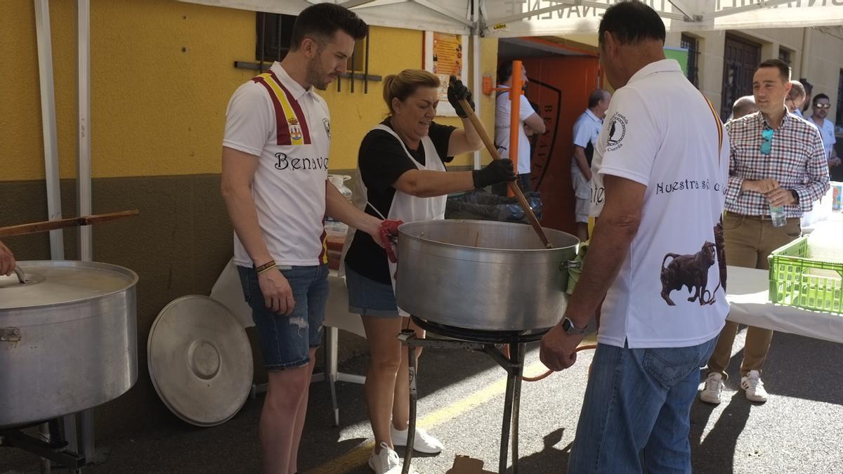 Miembros de la asociación preparando arroz a la zamorana en presencia del alcalde, Luciano Huerga.