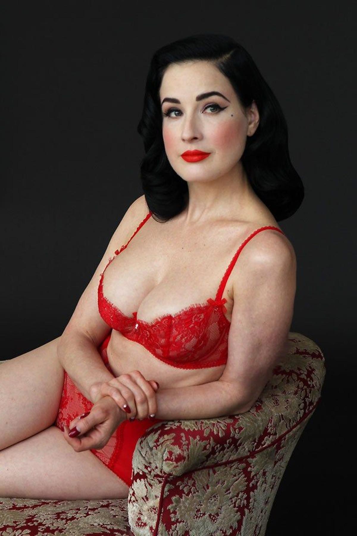 Dita Von Teese con un conjunto rojo