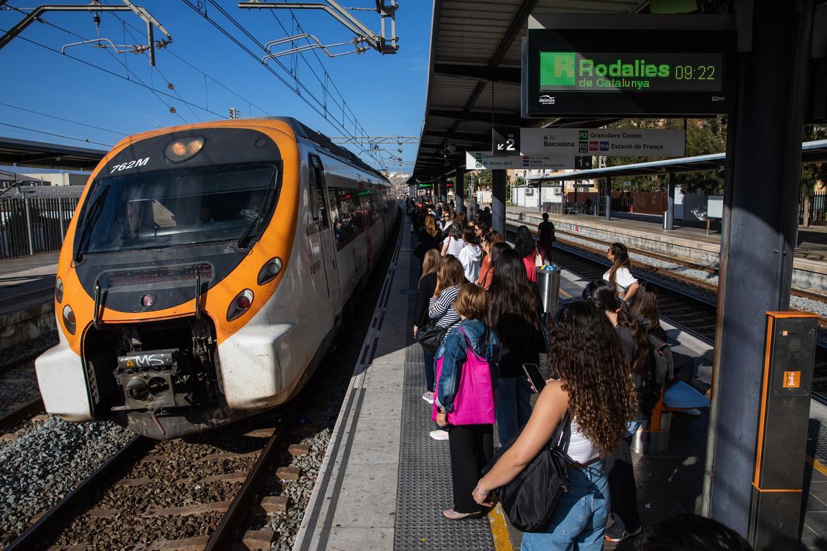 Llegada a a estación de Gavà de un tren de la R2 con destino a Barcelona