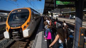 Les alcaldesses de Sitges i Vilanova denuncien el «desbordament» de passatgers a l’R2 de Rodalies