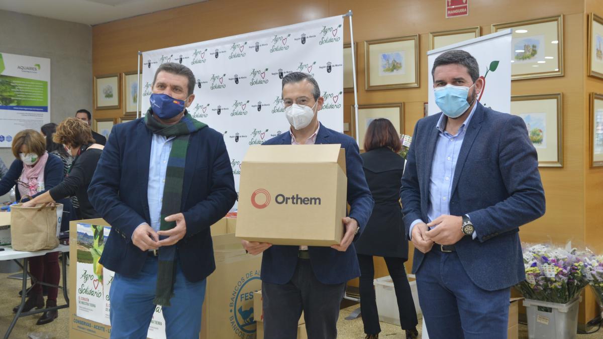 Fulgencio Perona (director general del Medio Natural), Manuel Quijada (gerente de Orthem) y Antonio Luengo (consejero de Agua, Agricultura, Ganadería, Pesca y Medio Ambiente)