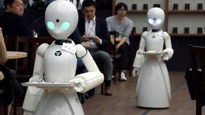 Un cafe de Tokio ha lanzado un proyecto pionero para utilizar robots como camareros  manejados a distancia por una persona discapacitada. Se llama OriHime-D  pesa 20 kilos  atiende como camarero en un cafe de Tokio. EFE Nora Olive