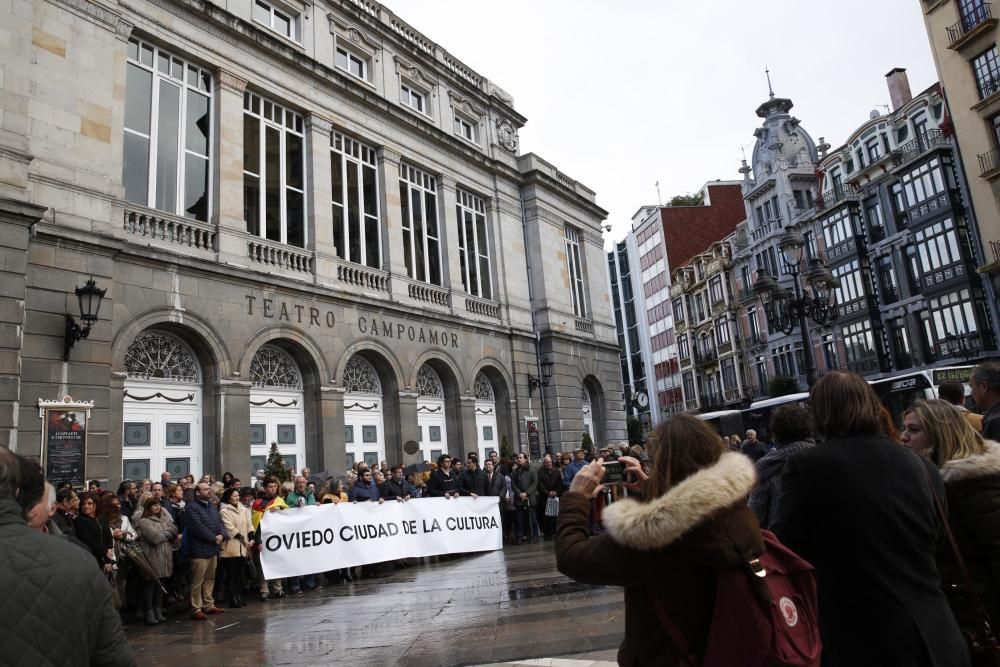 Concentración a favor de los Premios Líricos de Oviedo