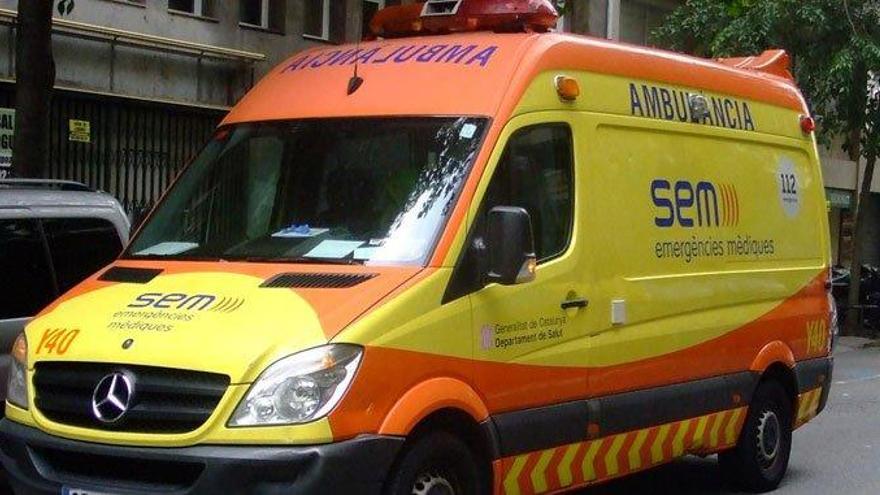 Un motorista mor després de caure i ser atropellat per un camió