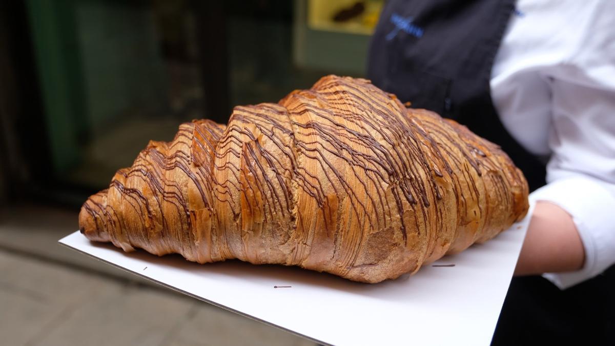 Detalle de un cruasán XXL de Hofmann relleno de chocolate.