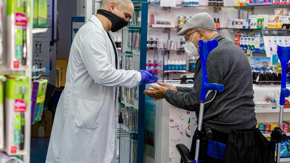 Un paciente retira su medicación en una farmacia de la provincia, en imagen de archivo