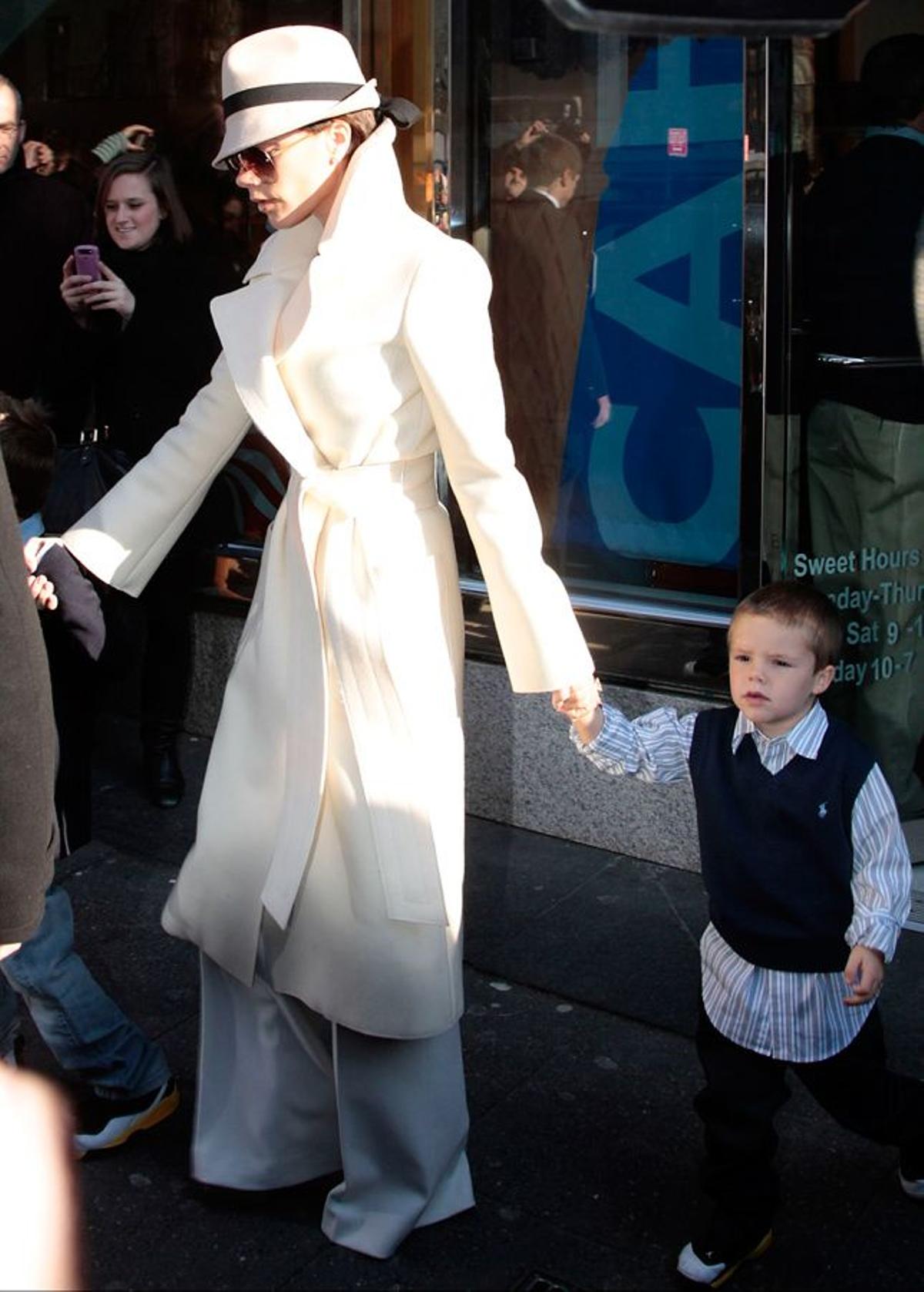 Victoria Beckham con gabardina