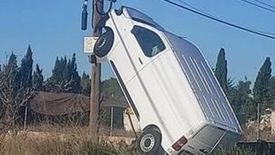 Una furgoneta se encarama a un poste de Llucmajor tras un accidente