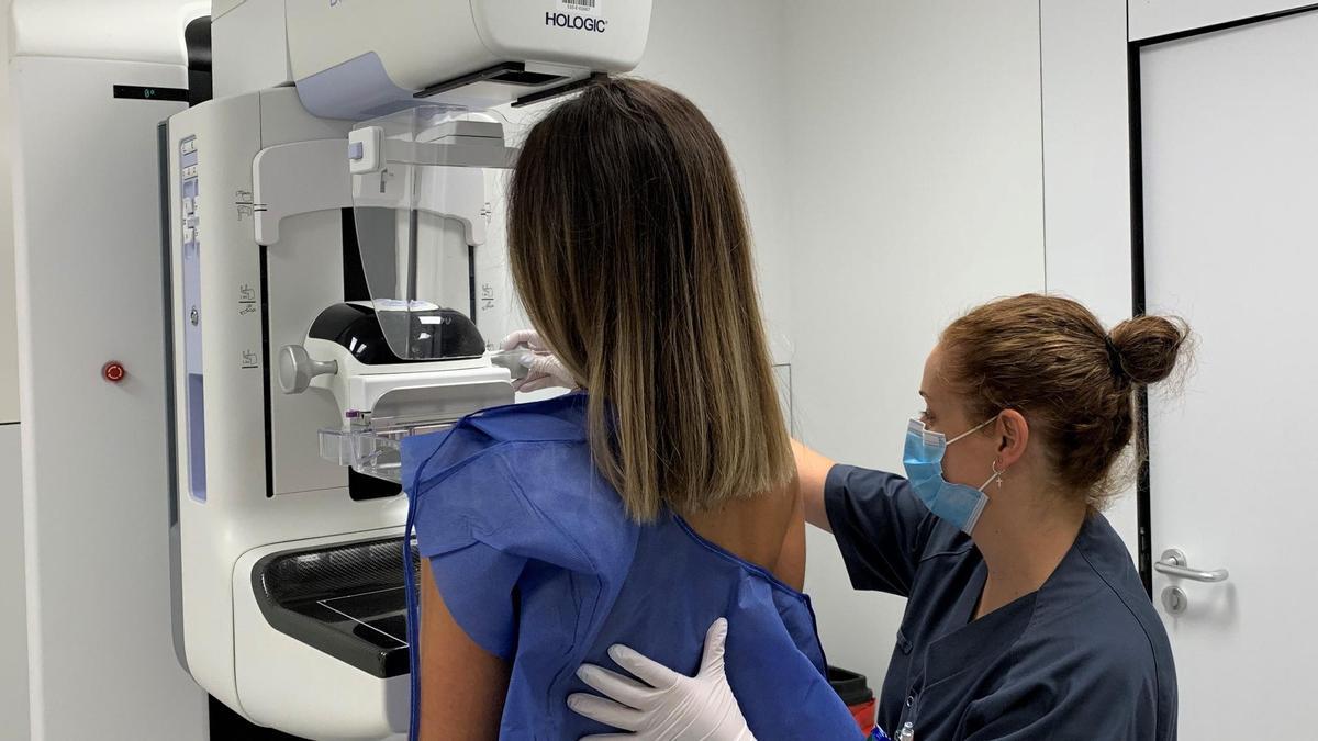 Eine Frau bei einer Mammografie-Untersuchung.
