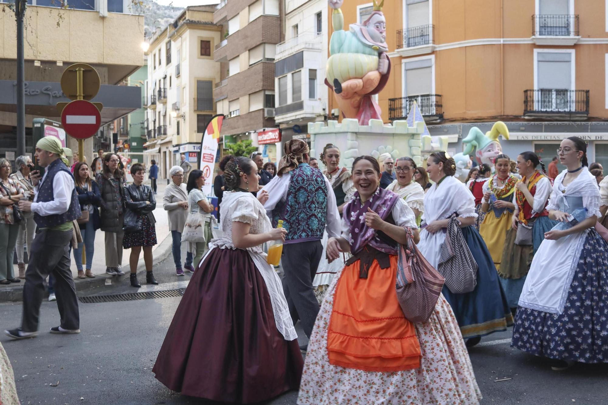 La tradicional visita a las fallas de Xàtiva en imágenes