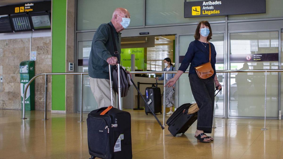 Passatgers arribant a l’aeroport de Girona