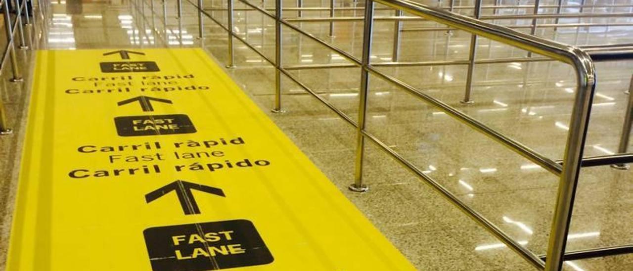 El pasillo amarillo reservado a unos pocos privilegiados está operativo ya en el aeropuerto.