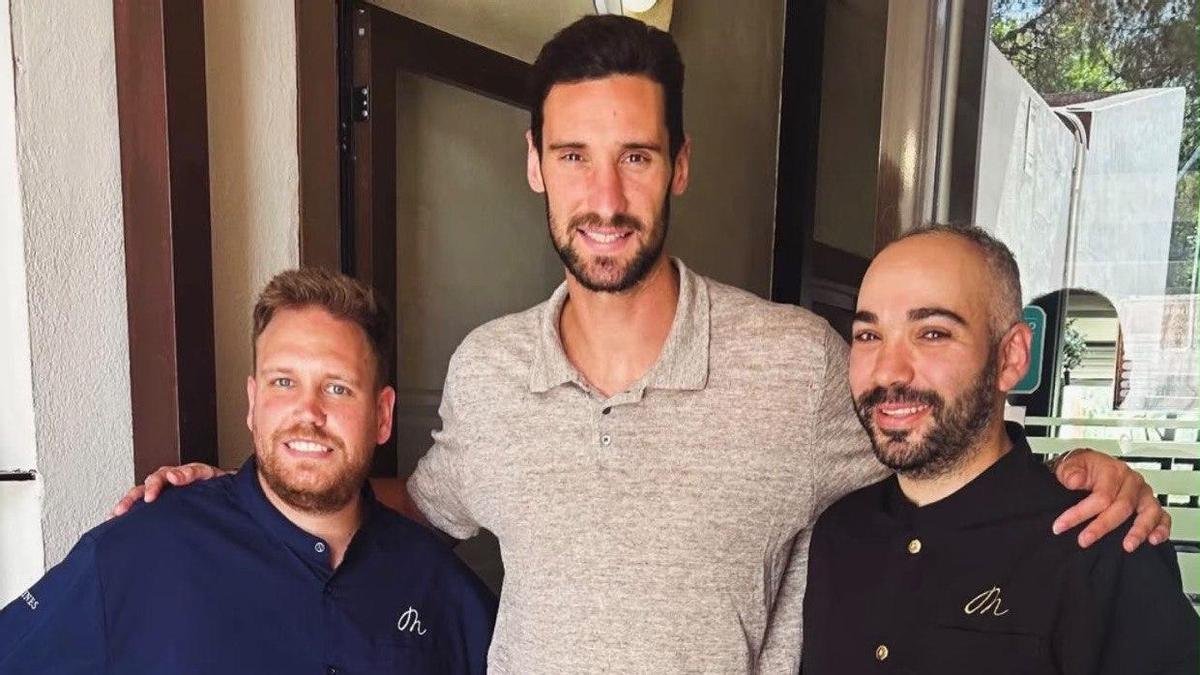 El portero de fútbol Sergio Rico visita La Milanesa de Mérida