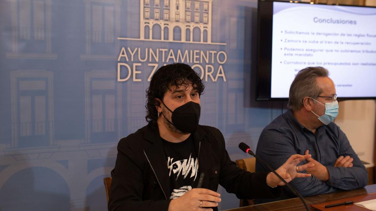 El concejal de Hacienda, Diego Bernardo, junto a Francisco Guarido, alcalde de Zamora, en la presentación de la liquidación presupuestaria. | Emilio Fraile