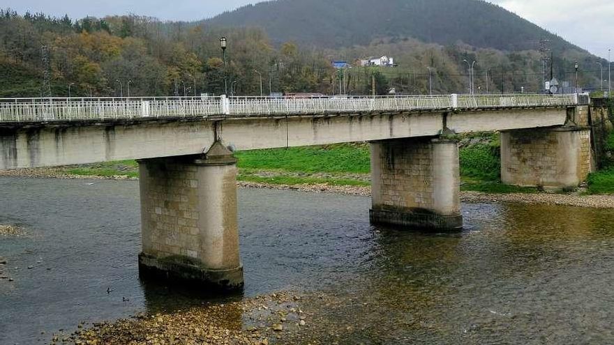 El puente &quot;Emilio Llamedo Olivera&quot; de Arriondas, ayer.