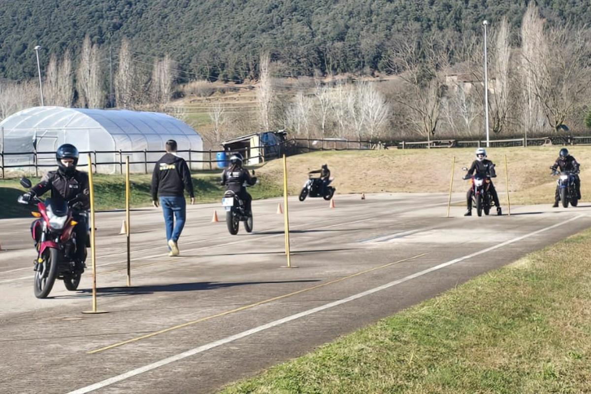 Diversos motoristes fent pràctiques del curs.