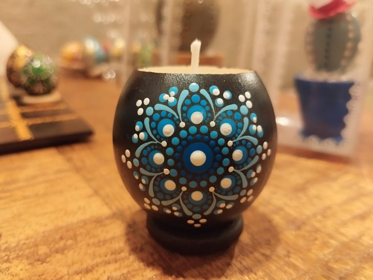 Güevo Pinto en forma de vela, de Cristina Margolles.