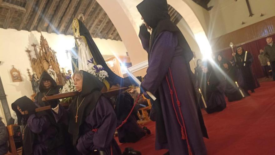Hermanas portan a hombros y acompañan a la Virgen de rodillas en la iglesia de Manganeses