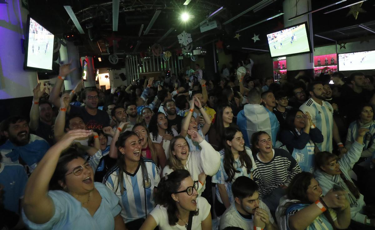 La afición argentina sigue en València el partido de la final del Mundial de Catar contra Francia