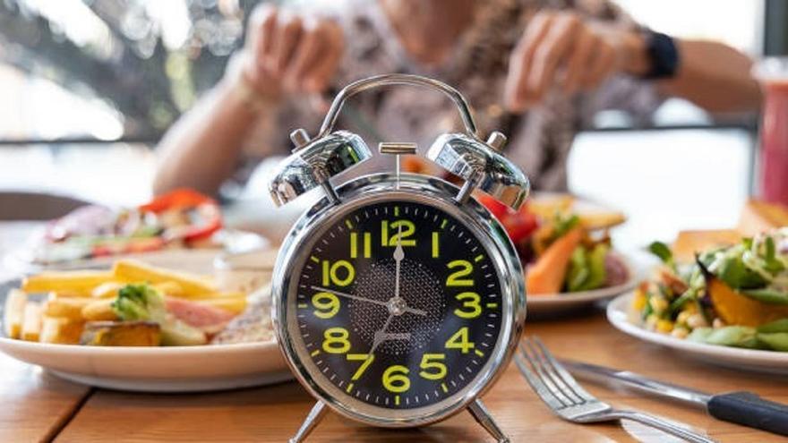A qué hora hay que cenar para no engordar: un estudio da la clave