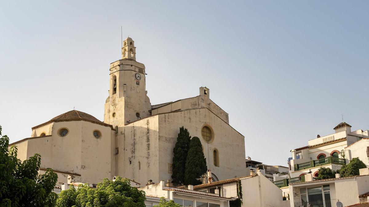 Estat actual de la façana de l'església de Santa Maria de Cadaqués mostrant el pas del temps.