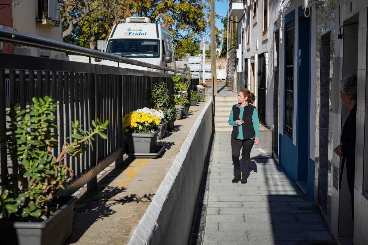 Pepi observa las jardineras que se encuentran en el tramo final de la calle, llegando a Joaquín Costa.
