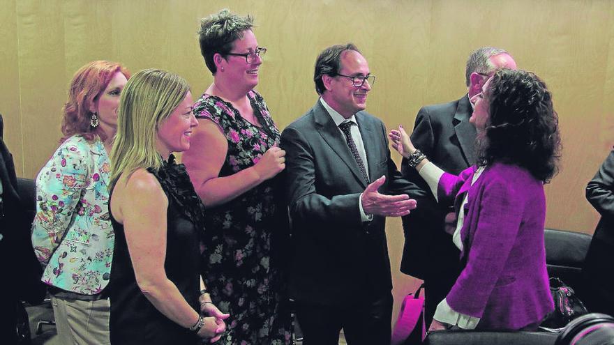 Soler saluda a la ministra junto a sus altos cargos María José Mira, Clara Fernando y Eva Martínez.