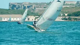 La volta a Menorca amb patí de vela es converteix en un estendard contra el canvi climàtic i per un mar net de plàstics