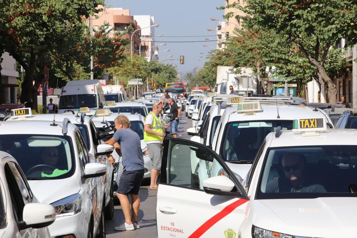 Concentración de taxistas en la avenida España de Ibiza, en julio de 2018, en protesta por las licencias VTC.
