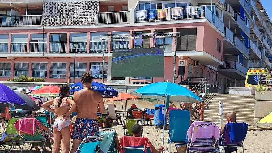 Los bañistas dan la espalda al mar en Sueca para ver a la España campeona del Mundo