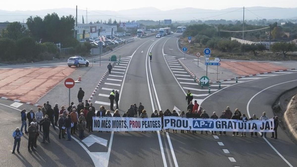 Protesta de los vecinos de l'Ametlla de Mar en diciembre del 2015.