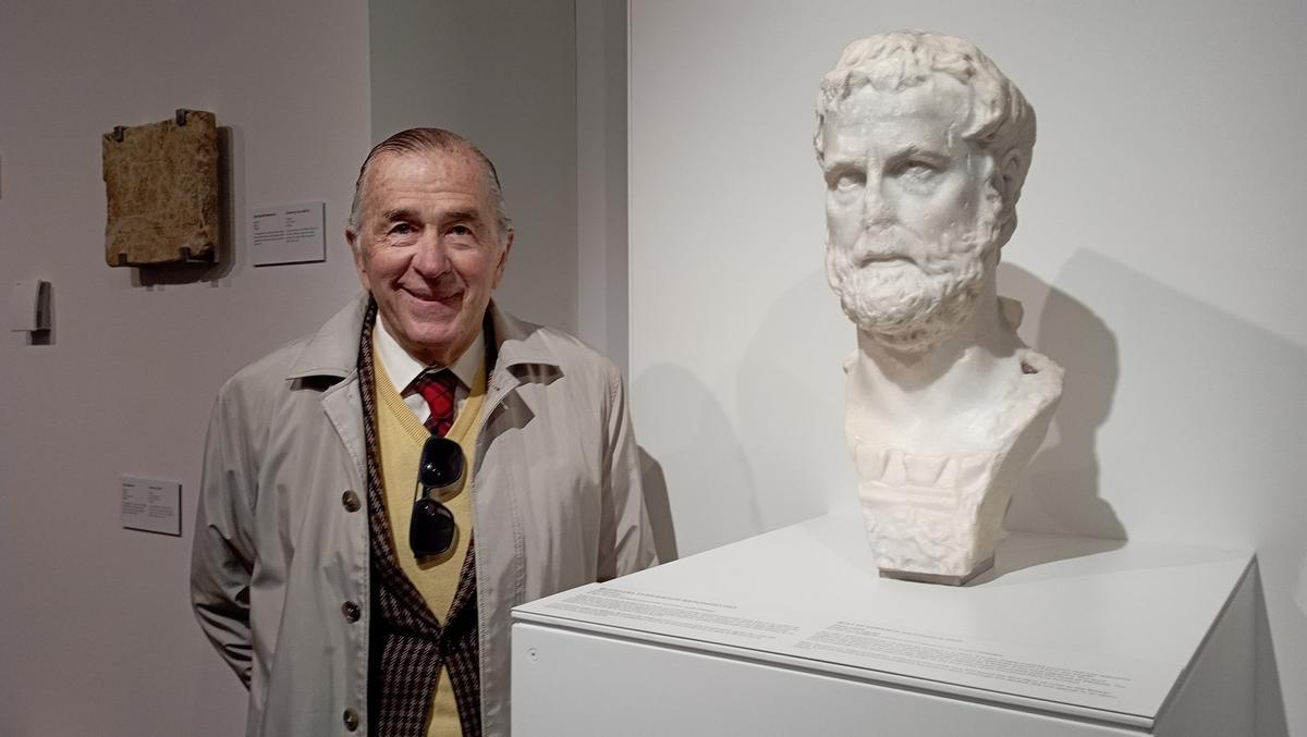 Antonio Gross Bolín, esta semana en el Museo de Málaga, junto al busto del emperador Antonino Pío.