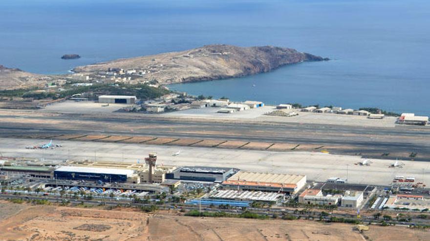 Vista aérea de las pistas del aeropuerto de Gran Canaria.