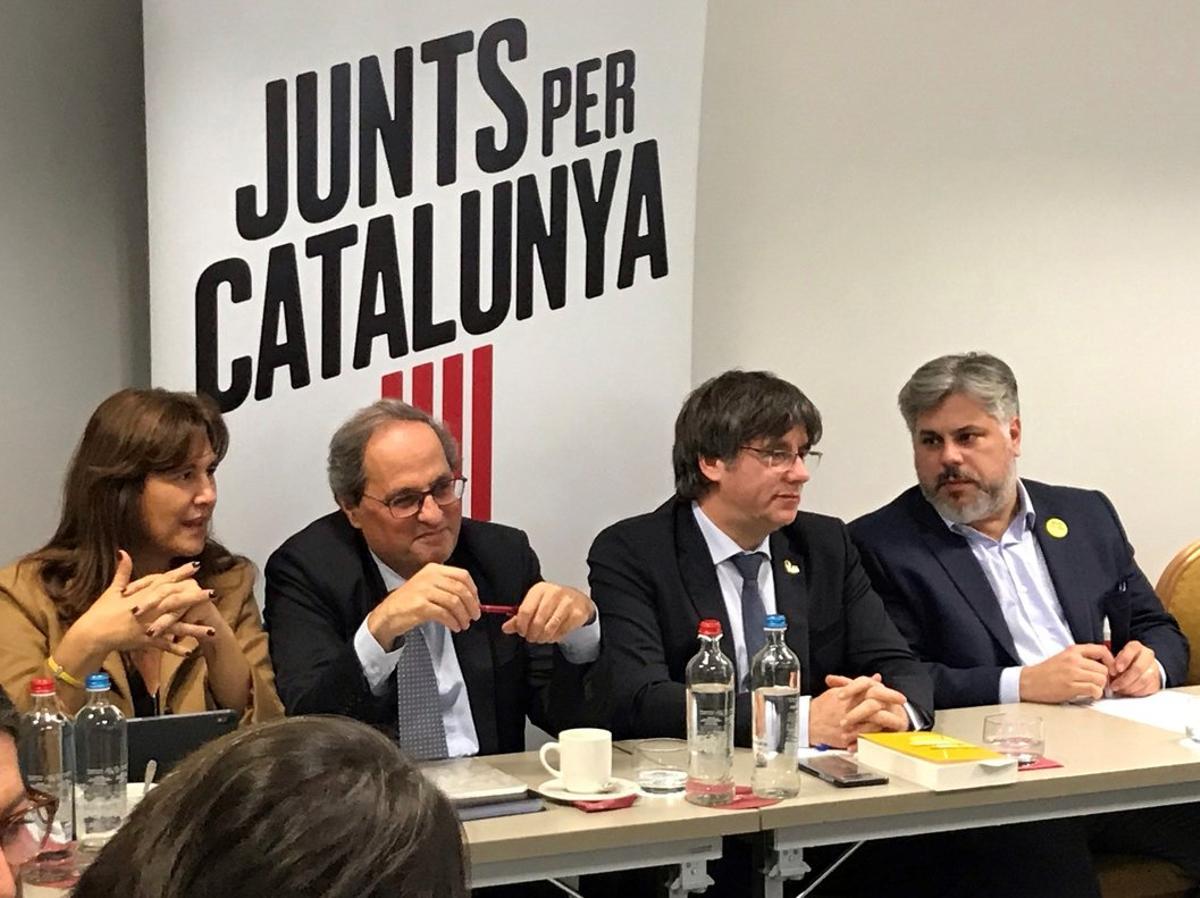 GRAF5815. BRUSELAS, 09/12/2019.- El presidente de la Generalitat, Quim Torra (2i), la portavoz de JxCat en el Congreso, Lausa Borrás (i), el presidente del grupo parlamentario Andrés Batet (d) y el expresident Carles Puigdemont (2d) durante una rueda de prensa sobre las conclusiones de la reunión de JxCat en Bruselas este lunes. EFE/ Leo Rodríguez