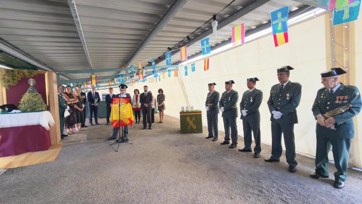 El capitán, Carlos Bello, durante su discurso.