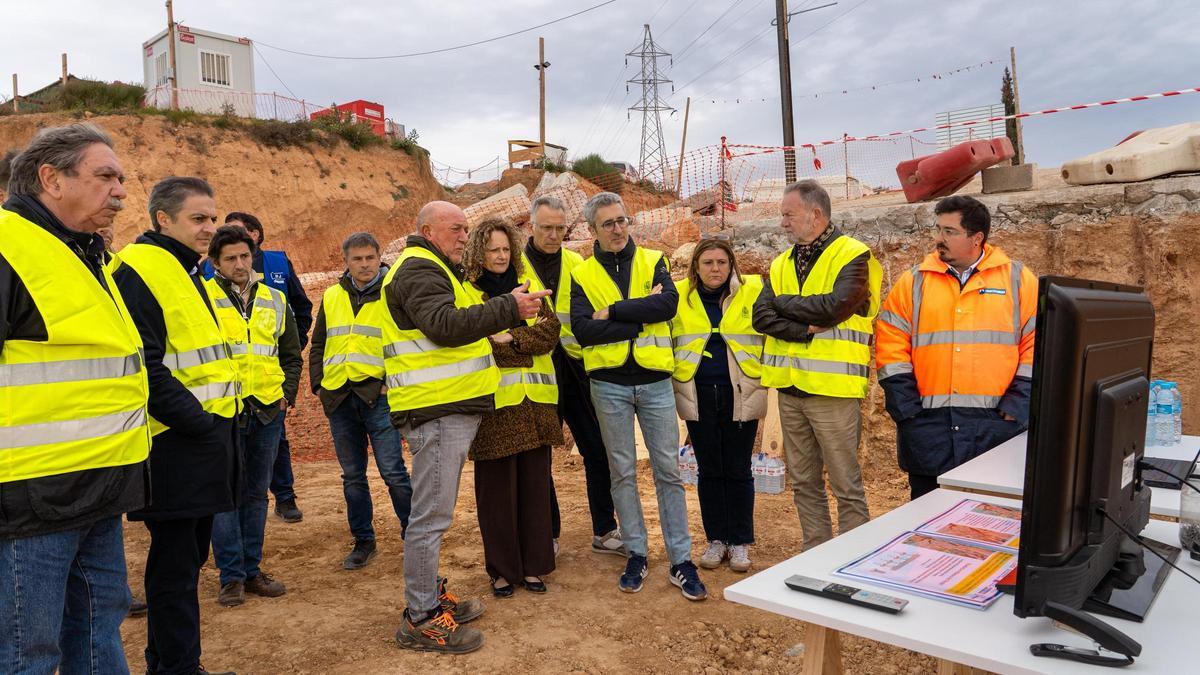 Els tècnics expliquen l’obra en el canal Xúquer-Túria en el barranc de l’Horteta, a Torrent