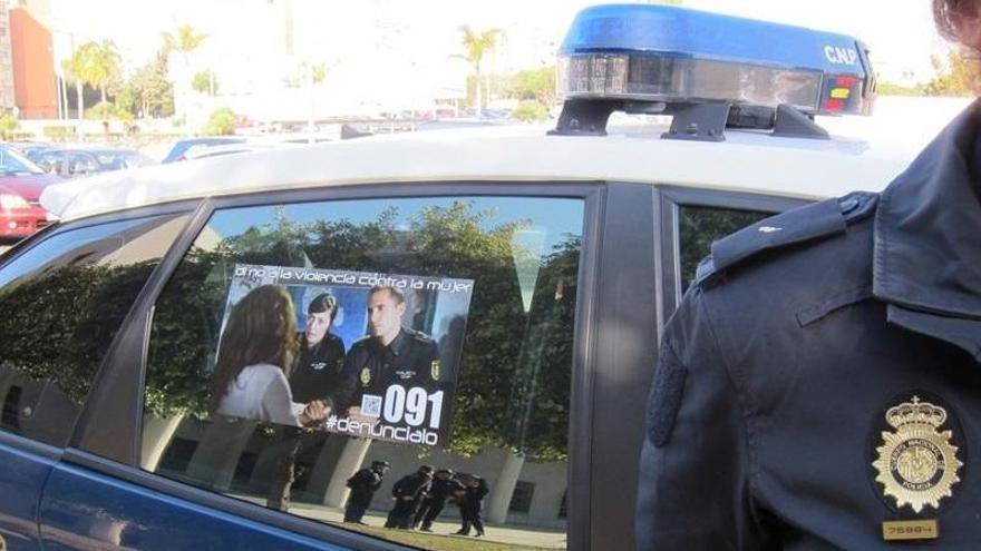 Un coche de la Policía con campaña contra la violencia de género.