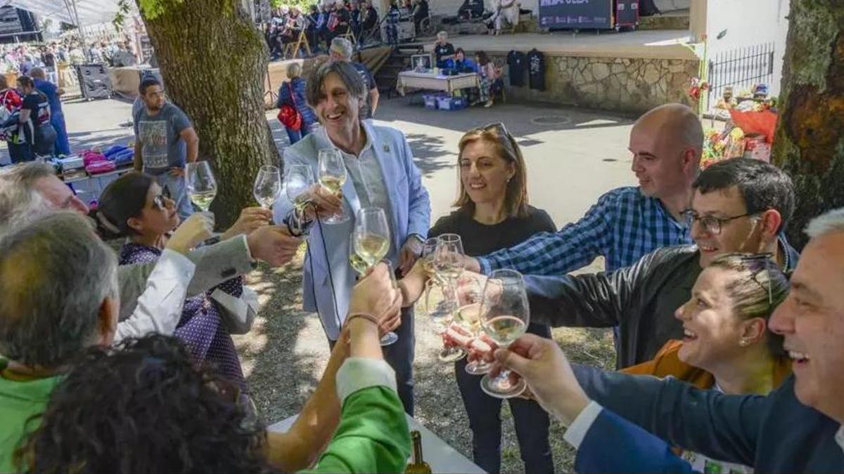 Autoridades y asistentes durante un brindos en una anterior edición de la exaltación del vino en Vedra