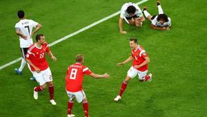 Cherysev celebra con sus compañeros el segundo gol a Egipto.