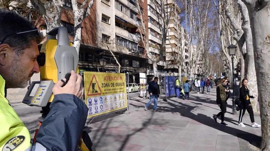 Los trabajos de peatonalización del paseo Alfonso X arrancaron ayer, por lo que buena parte de la zona está cortada.